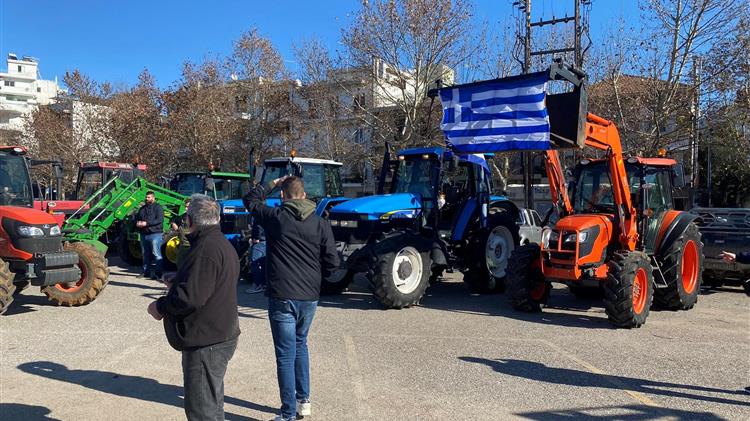 Αγρίνιο: Βγήκαν στους δρόμους τα τρακτέρ - Ένταση στο αγροτικό συλλαλητήριο