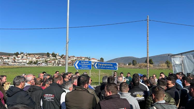 Στο μπλόκο του Κάστρου Βοιωτίας πήγε ο Λευτέρης Αυγενάκης και συζήτησε με τους αγρότες