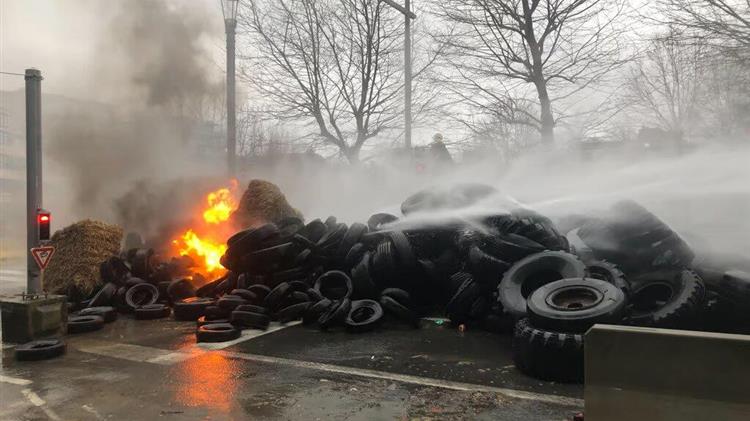 Χάος στις Βρυξέλλες: Συγκρούσεις Αγροτών – Αστυνομίας
