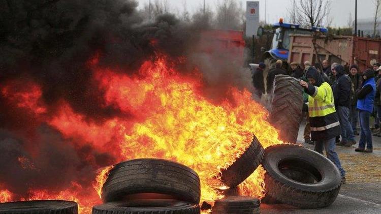 Γάλλοι αγρότες: Μπλοκάρουν τις παραδόσεις στα σούπερ μάρκετ