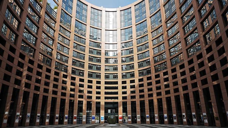 Ευρωπαϊκή Επιτροπή: Η Ελλάδα υπολείπεται σε βασικούς τομείς, κινδυνεύει με νέα πρόστιμα