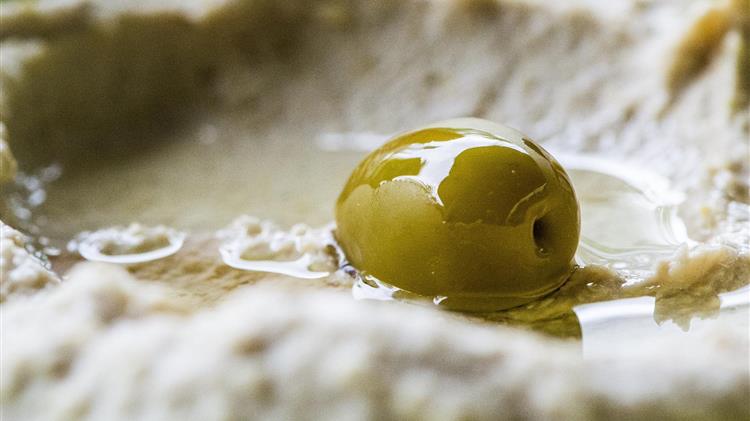 Ελαιόλαδο: Υποχωρούν οι τιμές στον παραγωγό αλλά όχι στον καταναλωτή