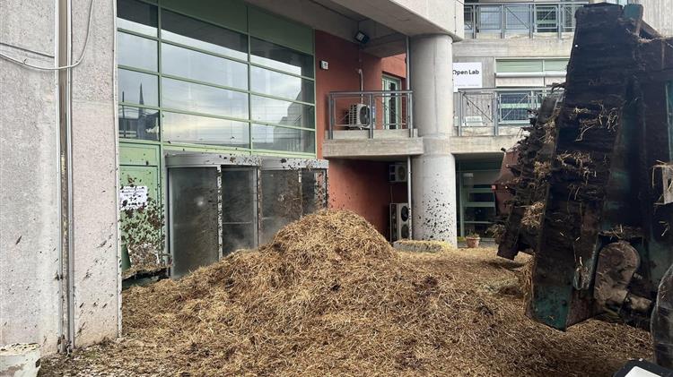 Έριξαν άχυρα και κοπριά στο κτήριο της Περιφέρειας Στερεάς Ελλάδας