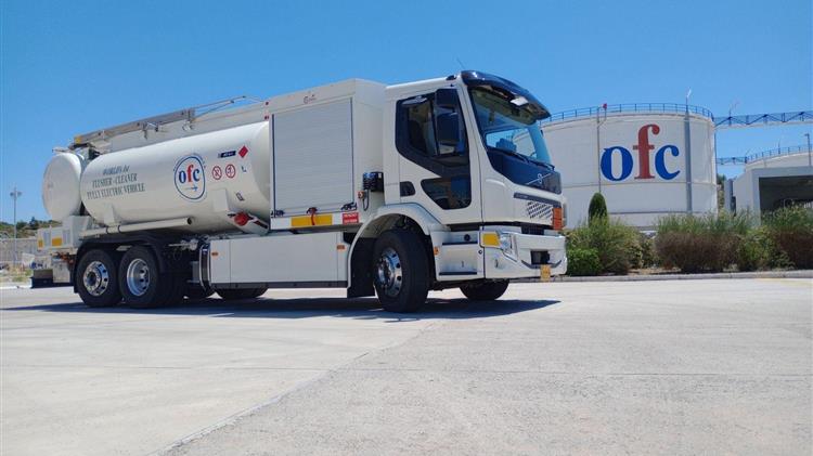 Ο Όμιλος Επιχειρήσεων Σαρακάκη φέρνει στο Διεθνές Αεροδρόμιο Αθηνών το πρώτο ηλεκτρικό φορτηγό Volvo FEFlusher/Cleaner στον κόσμο