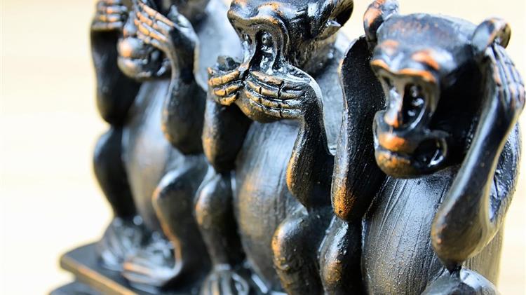 Ποιος έσπειρε ψέματα και θέρισε εκατομμύρια;