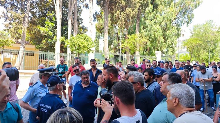 Έξω απο το Μέγαρο Μαξίμου διαμαρτυρήθηκαν οι κτηνοτρόφοι