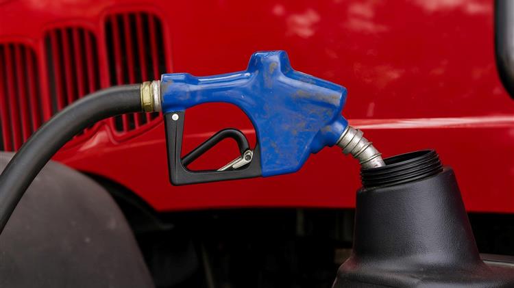 Φόρος άνθρακα: Ο νέος φόρος στα καύσιμα «Καίει» αγρότες και μεταφορές