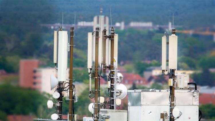 «Internet στην Ελλάδα: Γιατί τα χωριά μένουν κολλημένα στον χαλκό ενώ οι πόλεις τρέχουν με 300 Mbps»