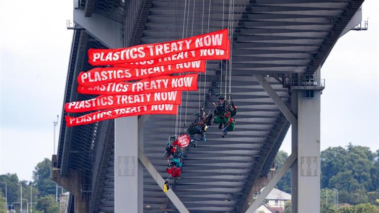 Τελευταία ευκαιρία: η Greenpeace καλεί για ισχυρή Συνθήκη για τα Πλαστικά, την ώρα που οι εταιρείες πετροχημικών υπονομεύουν τις διαπραγματεύσεις