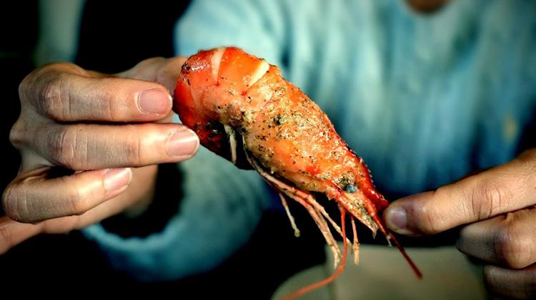 Γαρίδες και δασμοί: Πώς η γεωπολιτική θολώνει τα νερά στην παγκόσμια βιομηχανία θαλασσινών