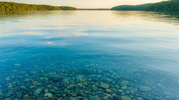 Η ΕΕ ενισχύει τους κανόνες για την προστασία των υδάτων από τη ρύπανση