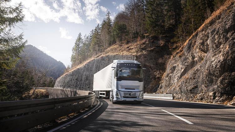 Η VolvoTrucks παρουσιάζει την πρώτη παγκοσμίως τεχνολογία κινητήρα με λειτουργία stop/start για εξοικονόμηση καυσίμου και μείωση εκπομπών CO₂