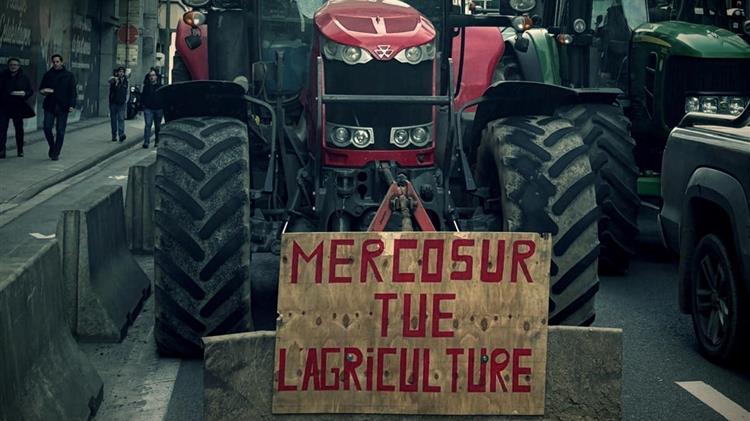 Χάος στις Βρυξέλλες: Φωτιές, καπνογόνα και δακρυγόνα στη μεγάλη συγκέντρωση των αγροτών