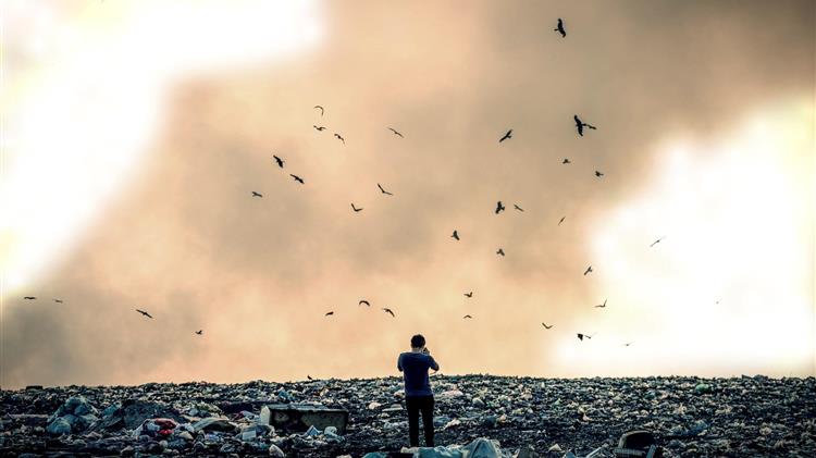 Κυκλική οικονομία ή καύση; Η Ελλάδα αναζητά βιώσιμη λύση για τα απόβλητα με στόχους ΕΕ 2035, υψηλή ταφή και ακριβές επενδύσεις.