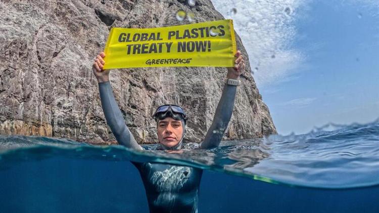 “Καήκαμε;”: Νέα έρευνα της Greenpeace προειδοποιεί για τα γεμάτα μικροπλαστικά και τοξικές ουσίες έτοιμα γεύματα