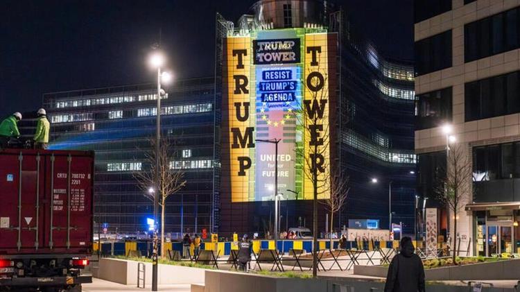 Η Greenpeace μεταμορφώνει την έδρα της ΕΕ σε “Πύργο του Trump”