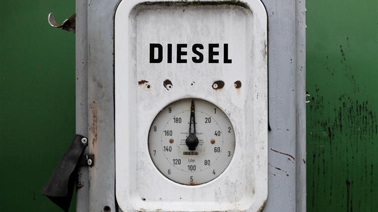 Πάνω από τα 100 δολάρια το Μπρεντ λόγω της έντασης στη Μέση Ανατολή