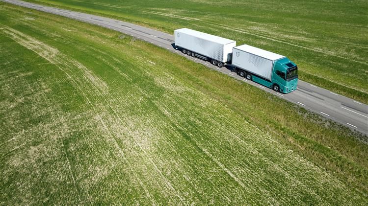 Η Volvo Trucks παρουσιάζει νέο ηλεκτρικό φορτηγό 80 τόνων με μεγαλύτερη αυτονομία