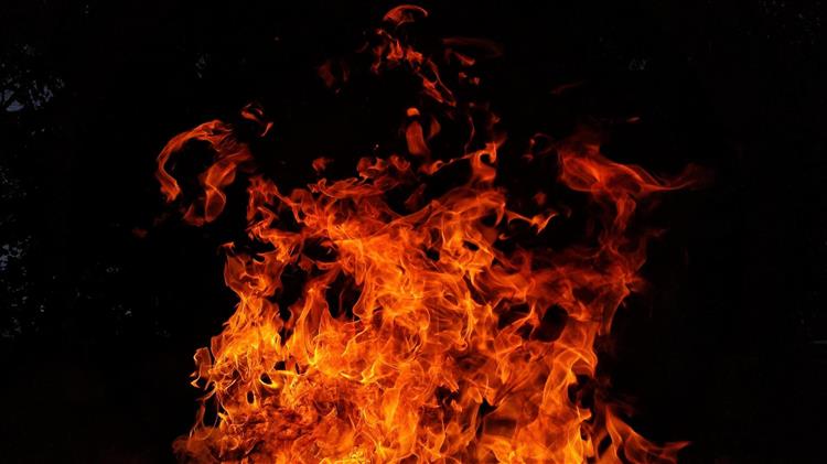 Στις φλόγες έξι αποθήκες εργοστασίου βαμβακιού στα Τρίκαλα