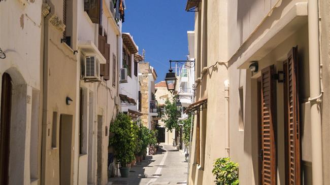 Αναστέλλεται για έναν χρόνο ο φόρος υπεραξίας στα ακίνητα