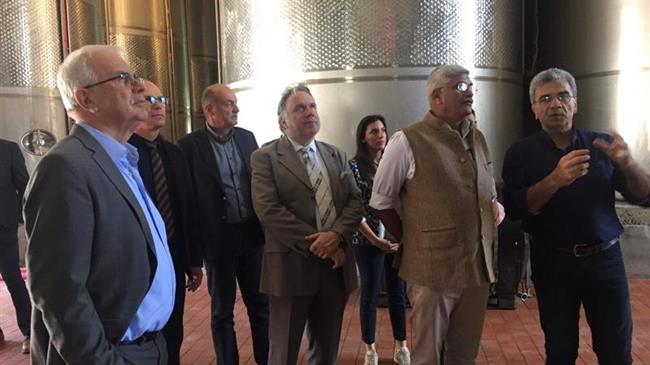 Παραγωγικές μονάδες σε Μεσσηνία και Κορινθία επισκέφθηκαν ο Β. Αποστόλου, ο  Γ. Κατρούγκαλος και ο Ινδός Υπουργός Γεωργίας