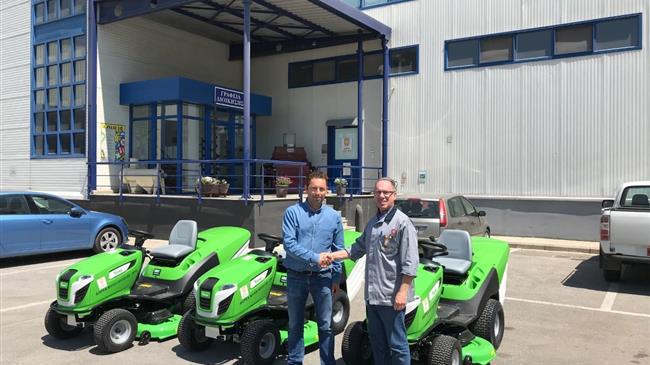 Η Μύλοι Λούλη δώρισε τρία αυτοκινούμενα χλοοκοπτικά μηχανήματα στον Δήμο Αλμυρού 