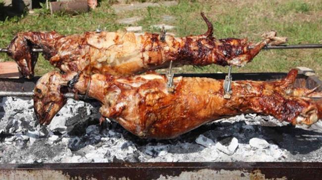 Αρνί, κατσίκι ή πρόβατο; Οι διαφορές που (πρέπει να) γνωρίζετε πριν ανάψετε τη σούβλα