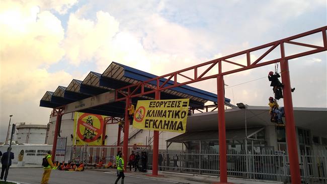   Ειρηνική δράση ακτιβιστών της Greenpeace στις εγκαταστάσεις των ΕΛΠΕ ενάντια στα σχέδια για εξορύξεις πετρελαίου και φυσικού αερίου