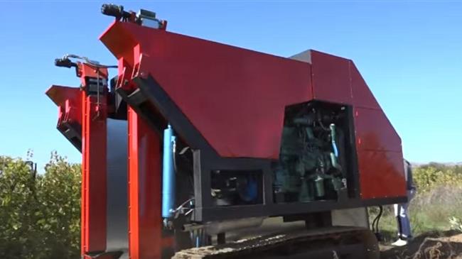 Αγρότης από την Κρήτη έφτιαξε μόνος του μηχάνημα και μαζεύει ένα στρέμμα ελιές σε μόλις 20 λεπτά