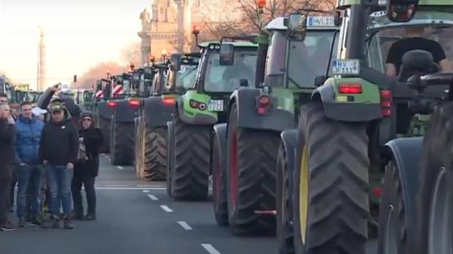 Στο Βερολίνο αγρότες διαδήλωσαν μπροστά από την Πύλη του Βραδεμβούργου υπέρ της «πράσινης» γεωργίας