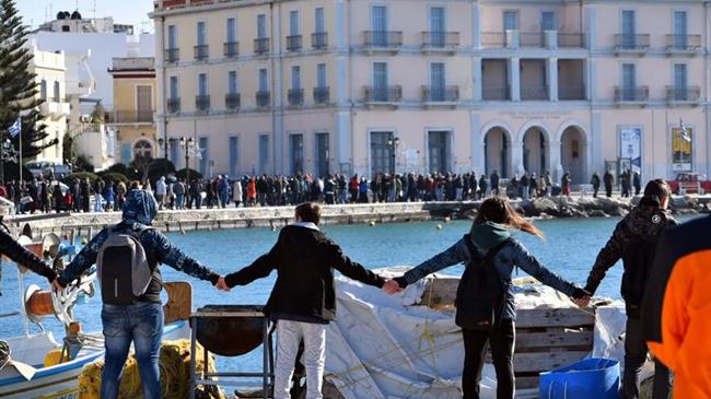 Η Τηνιακή Ανθρώπινη Αλυσίδα κρατάει μακριά τις ανεμογεννήτριες 