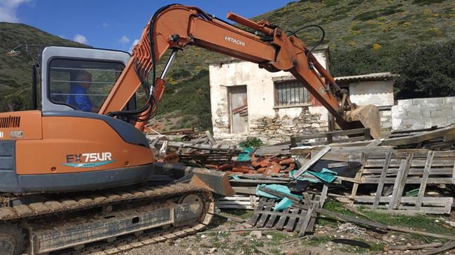 Ξεκίνησε η κατεδάφιση αυθαίρετων κτισμάτων στη νήσο Μακρόνησο