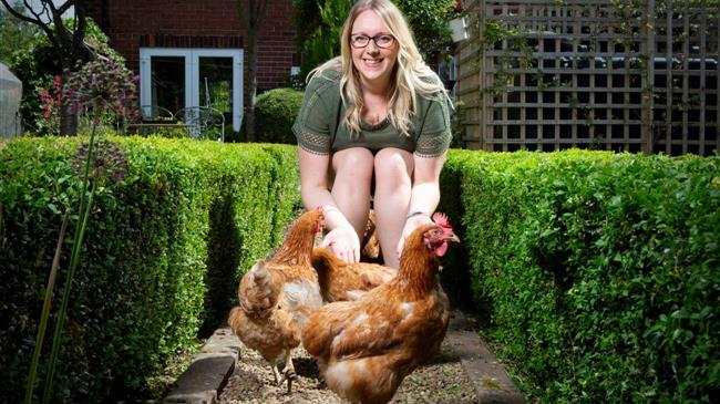 Οι γυναίκες που διασώζουν πουλερικά από τα σφαγεία