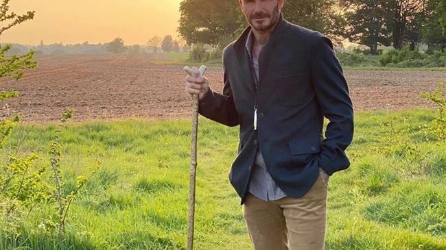 O άλλος Ντέιβιντ Μπέκαμ: Λανσάρει το λουκ του γοητευτικού αγρότη με μαγκούρα