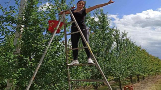 Αγρότισσα με ...πτυχίο πληροφορικής περνά μήνυμα για τα θετικά της αγροτικής ζωής