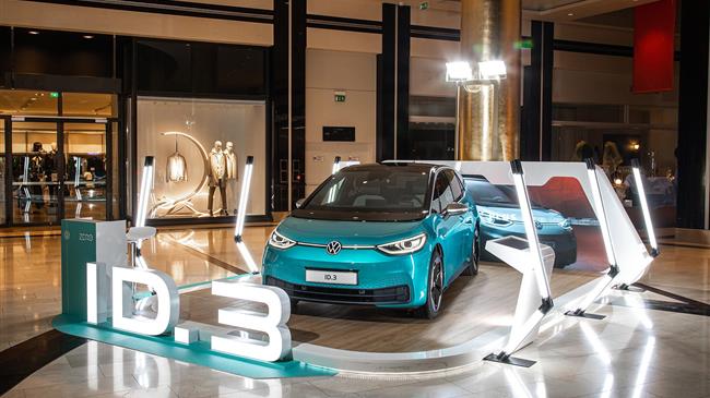 Το πρωτοποριακό, all-electricID.3 στο εμπορικό κέντρο GoldenHall