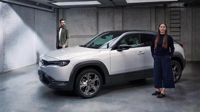 Οι σχεδιαστές του μέλλοντος αξιολογούν το Mazda MX-30