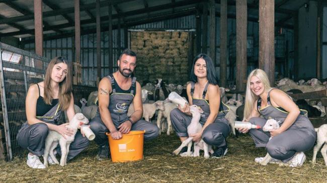 Σκόπια Φαρσάλων: Οι αγρότες επιστρέφουν με…τις αγρότισσες του χωριού σε νέο ημερολόγιο!