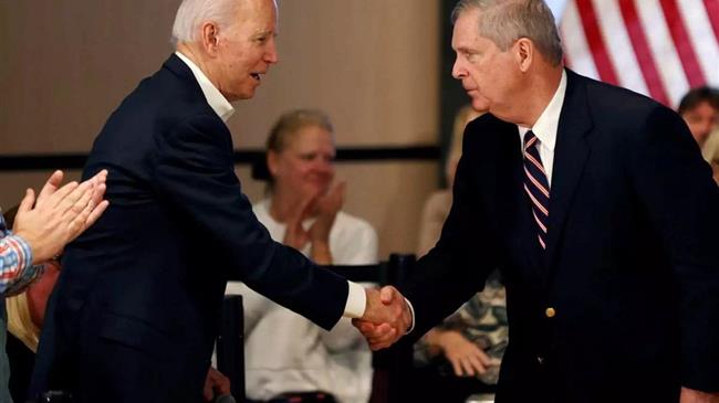 Ο Τζο Μπάιντεν ανακοίνωσε ότι διορίζει εκ νέου Υπουργό Γεωργίας τον Τομ Βίλσακ