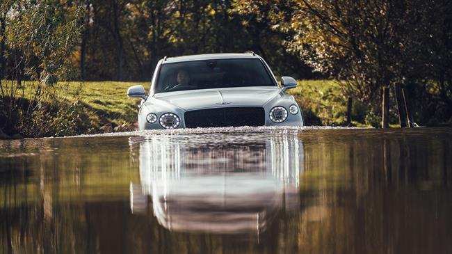 H νέα BENTLEY BENTAYGA V8 βραβεύεται ως «πολυτελές SUV της χρονιάς»