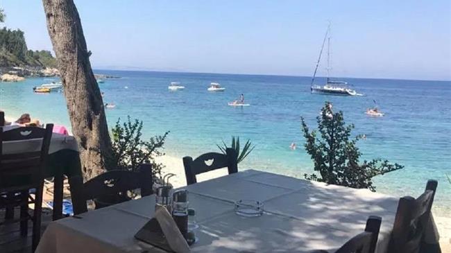 «Γενναία μείωση» στο τίμημα για χρήση του αιγιαλού ζητούν οι εστιάτορες της Αττικής