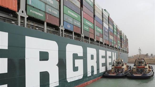 Διώρυγα Σουέζ: Γιγάντια επιχείρηση για να ξεκολλήσει από την άμμο το «Ever Given» – Τεράστιες οι εμπορικές επιπτώσεις