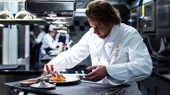 Δεν μπορείτε να δειπνήσετε σε εστιατόριο; Στο Παρίσι που βρίσκεται σε λοκντάουν μπορεί να έρθει ο σεφ στο σπίτι σας