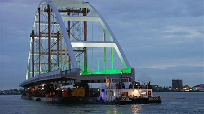 Γέφυρα «ταξίδεψε» στα κανάλια του Ρότερνταμ