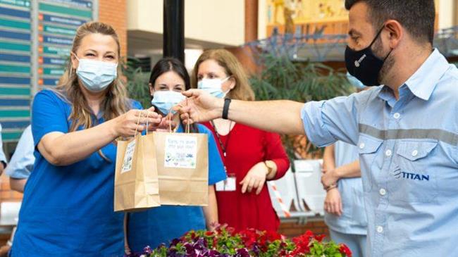 Ενα "ευχαριστώ" με 1.500 πολύχρωμα φυτά στους εργαζόμενους του Παπαγεωργίου