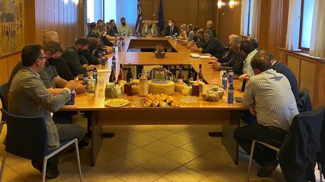 Κρητικοί αγρότες στο ΥΠΑΑΤ με τον υφυπουργό Αγροτικής Ανάπτυξης Σίμο Κεδίκογλου