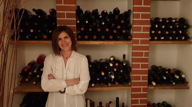 Η οινολόγος από τη Φλώρινα, που διανύει χιλιάδες χιλιόμετρα ετησίως, για να δημιουργήσει κρασιά