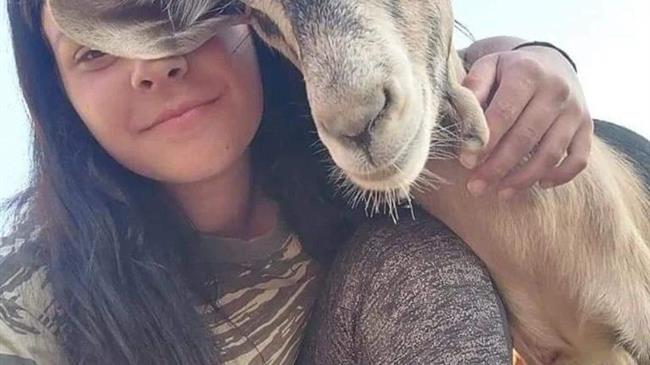 20χρονη κτηνοτρόφος που βόσκει 100 γιδοπρόβατα και δίνει ελπίδα για τη νέα γενιά