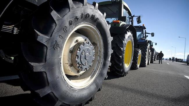 Κλιμακώνουν οι αγρότες – Μπλόκα σε όλη τη χώρα, εντάσεις και συνεχείς αποκλεισμοί δρόμων