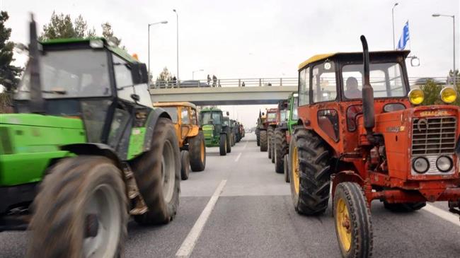 Αγρότες: Βγάζουν τα τρακτέρ στους δρόμους και στήνουν μπλόκα σε όλη τη χώρα